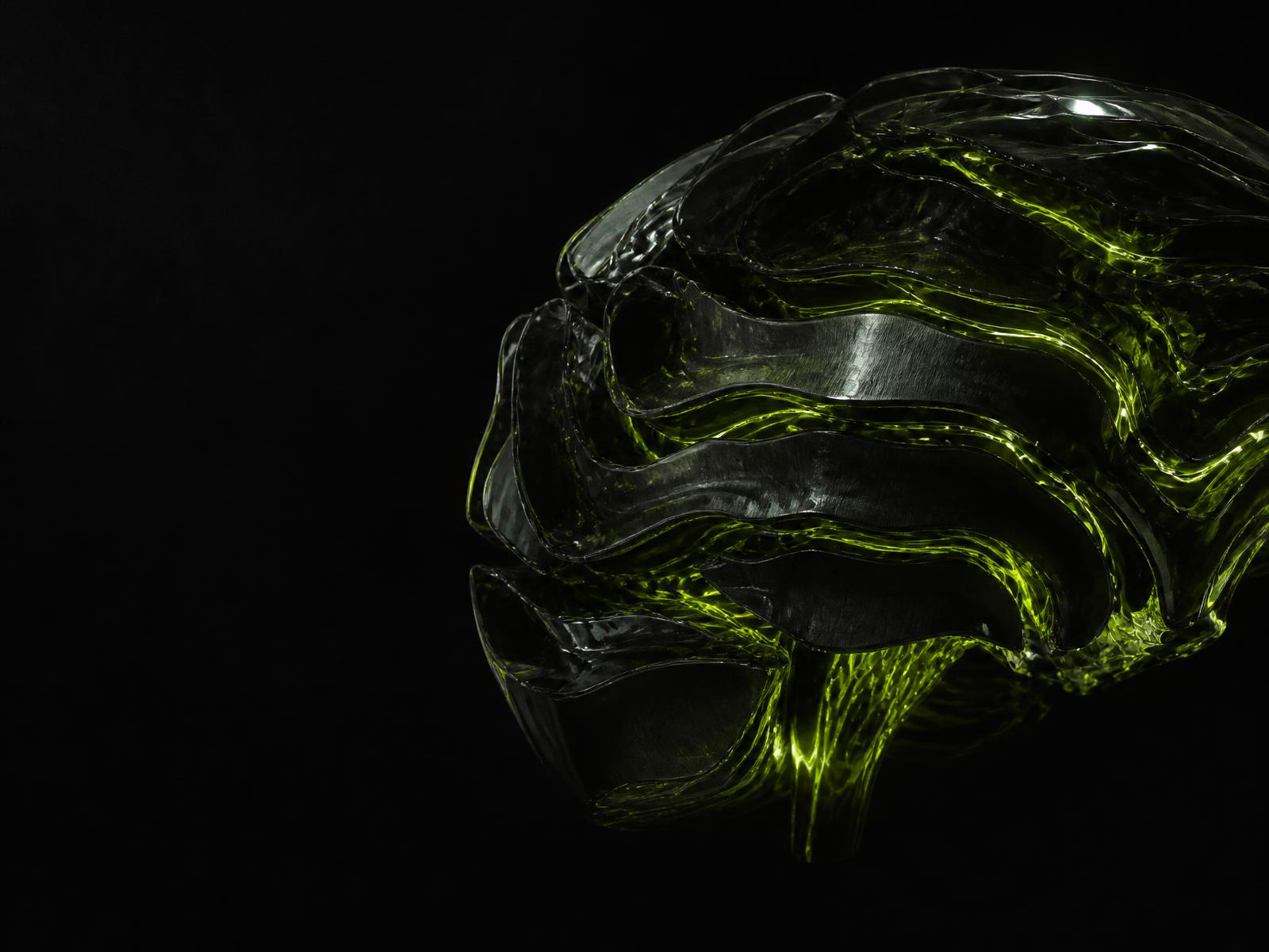 Escultura abstrata em vidro obsidiana com feixes de luz verde